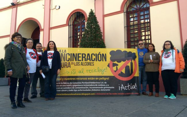 Miembros de la Plataforma No a la Incineración de residuos en Los Alcores, ante el Ayuntamiento de Alcalá